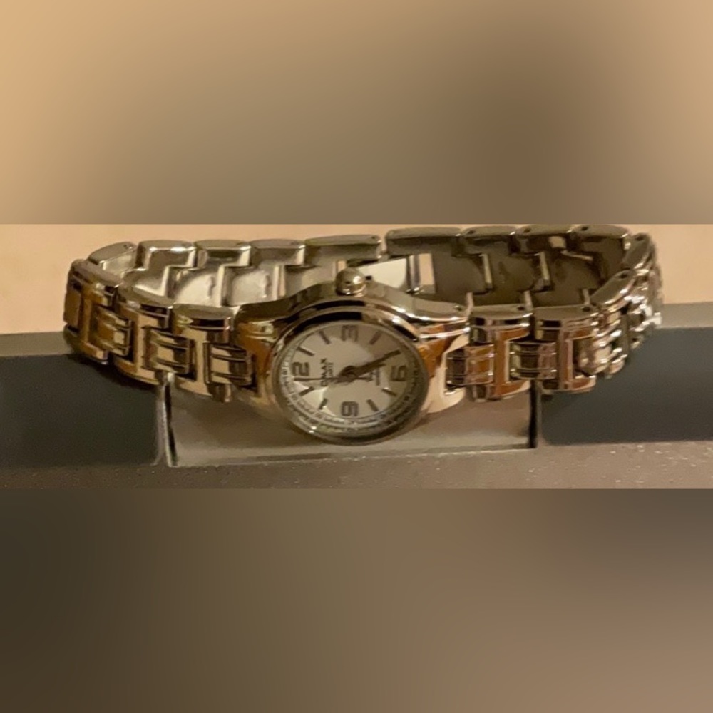 Woman’s Silver tone Omax Watch with running Battery